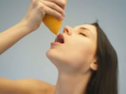 Remaja telanjang minum jus jeruk